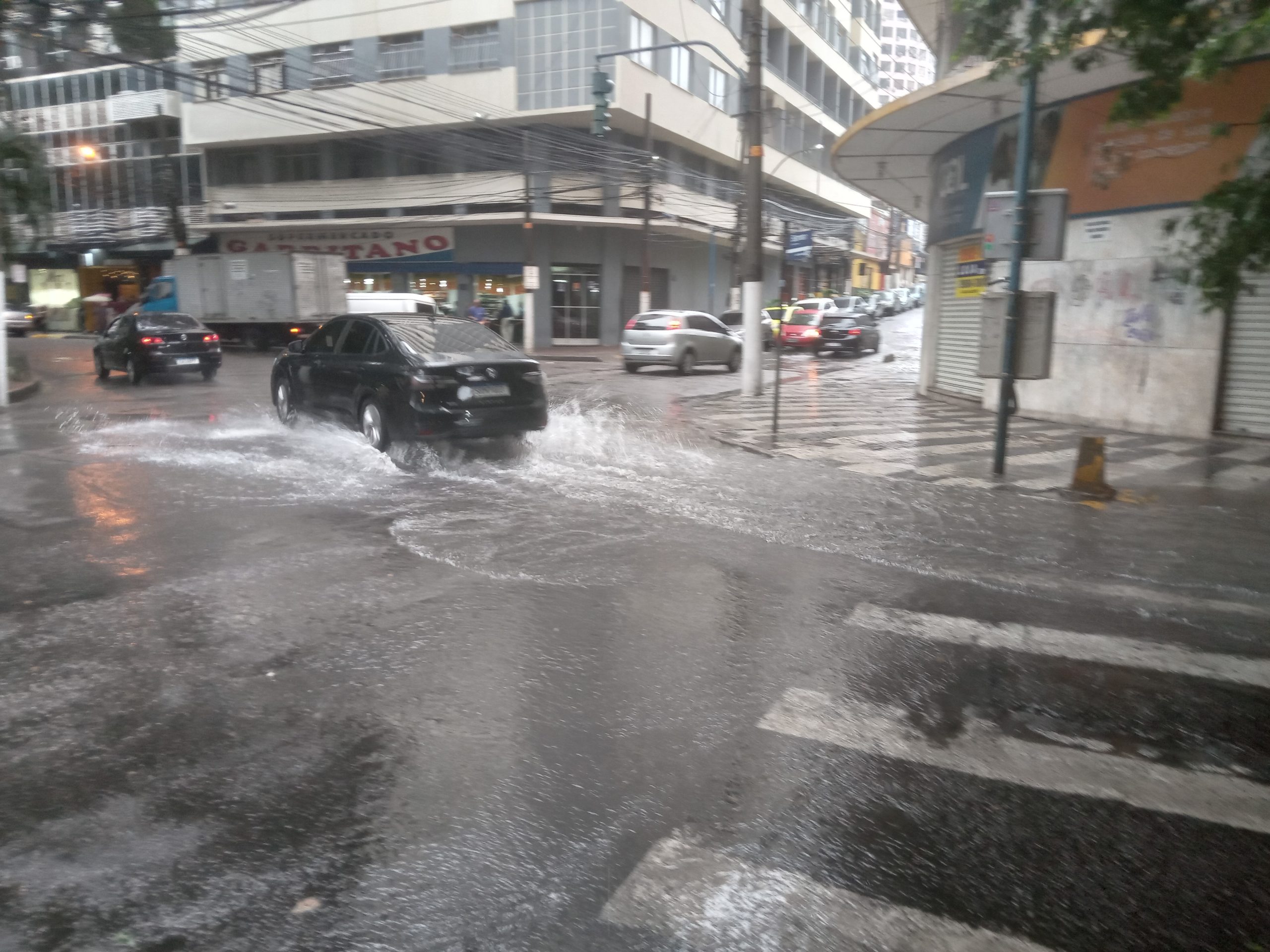 Chove forte em Niterói ErreJota Notícias