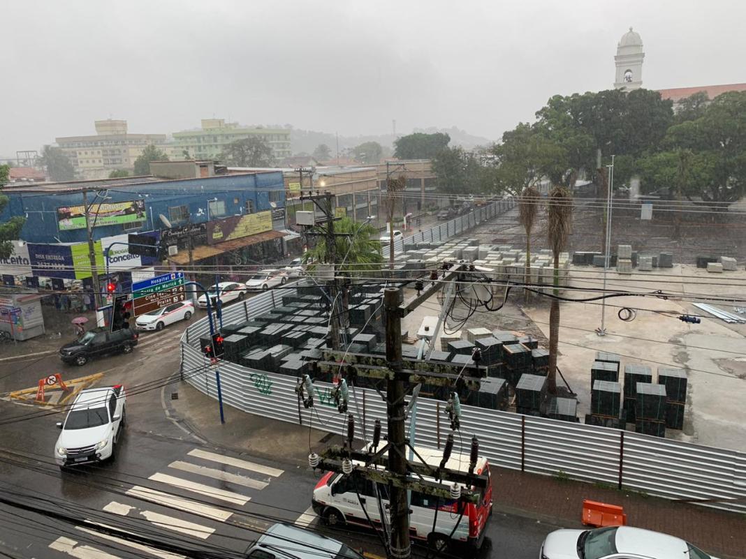 Obras praça Maricá chuva