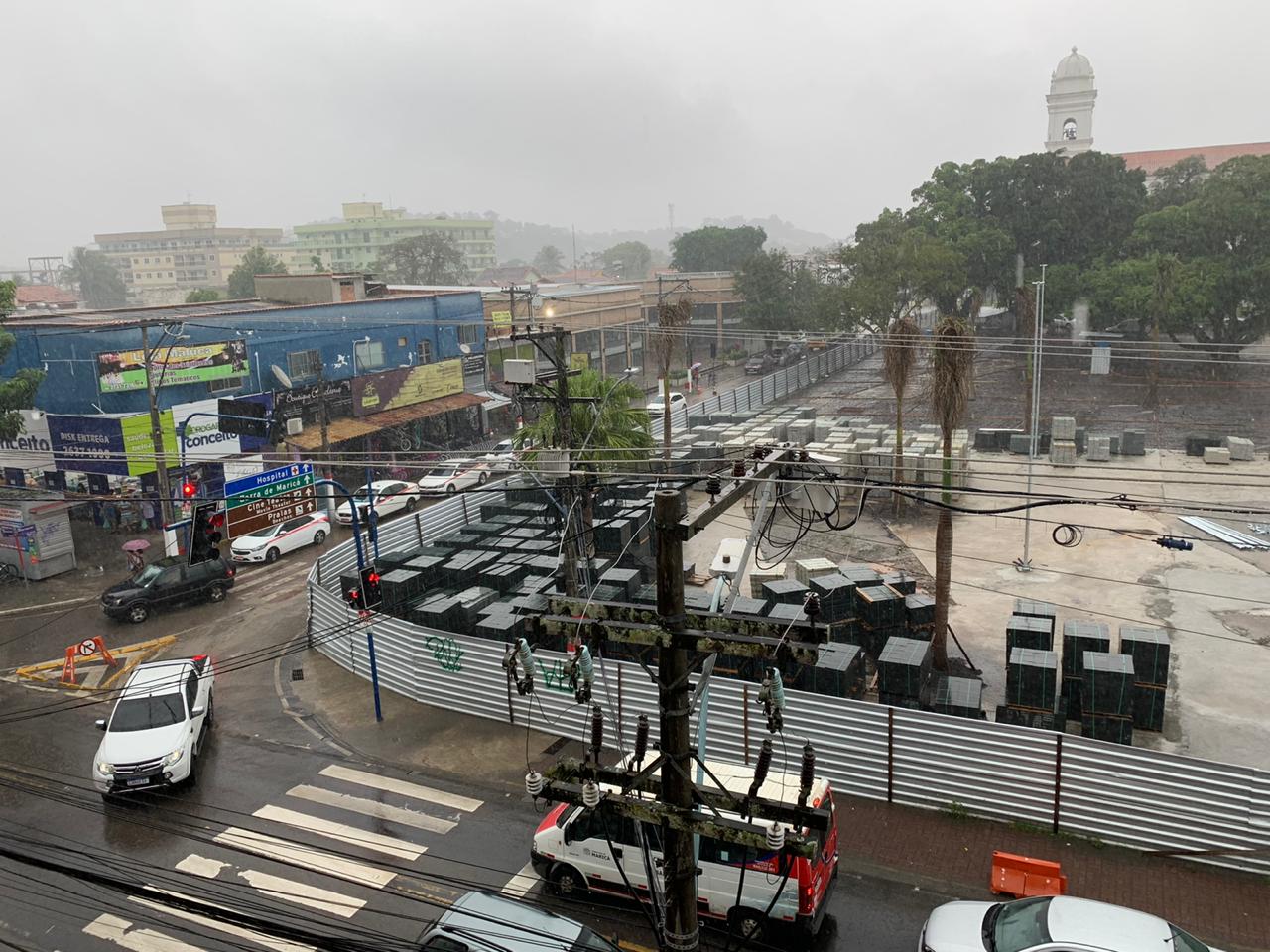 Obras praça Maricá chuva