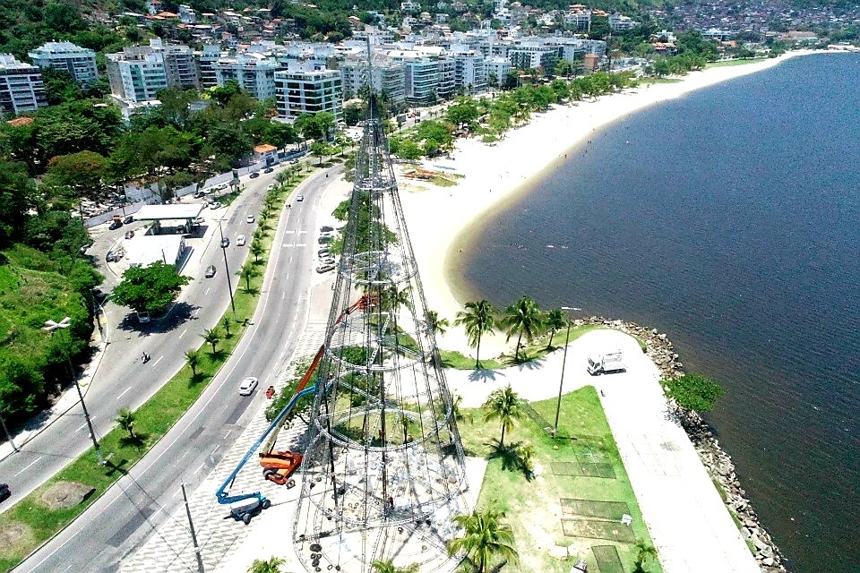 Prefeitura de Niterói começa a montar árvore de 50 metros em São Francisco  - ErreJota Notícias