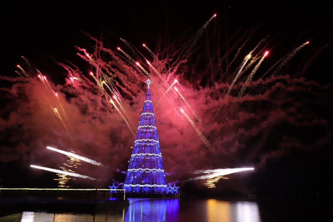 Árvore de Natal flutuante ilumina a Lagoa de Araçatiba em Maricá - ErreJota  Notícias