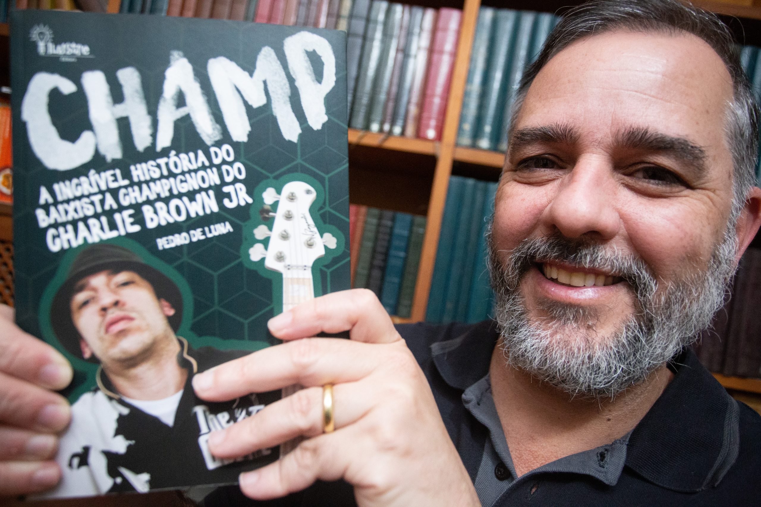 Biografia de um dos fundadores do Charlie Brown Jr é lançada no MAC ErreJota Notícias Biografia de um dos fundadores do Charlie Brown Jr é lançada no MAC ErreJota Notícias