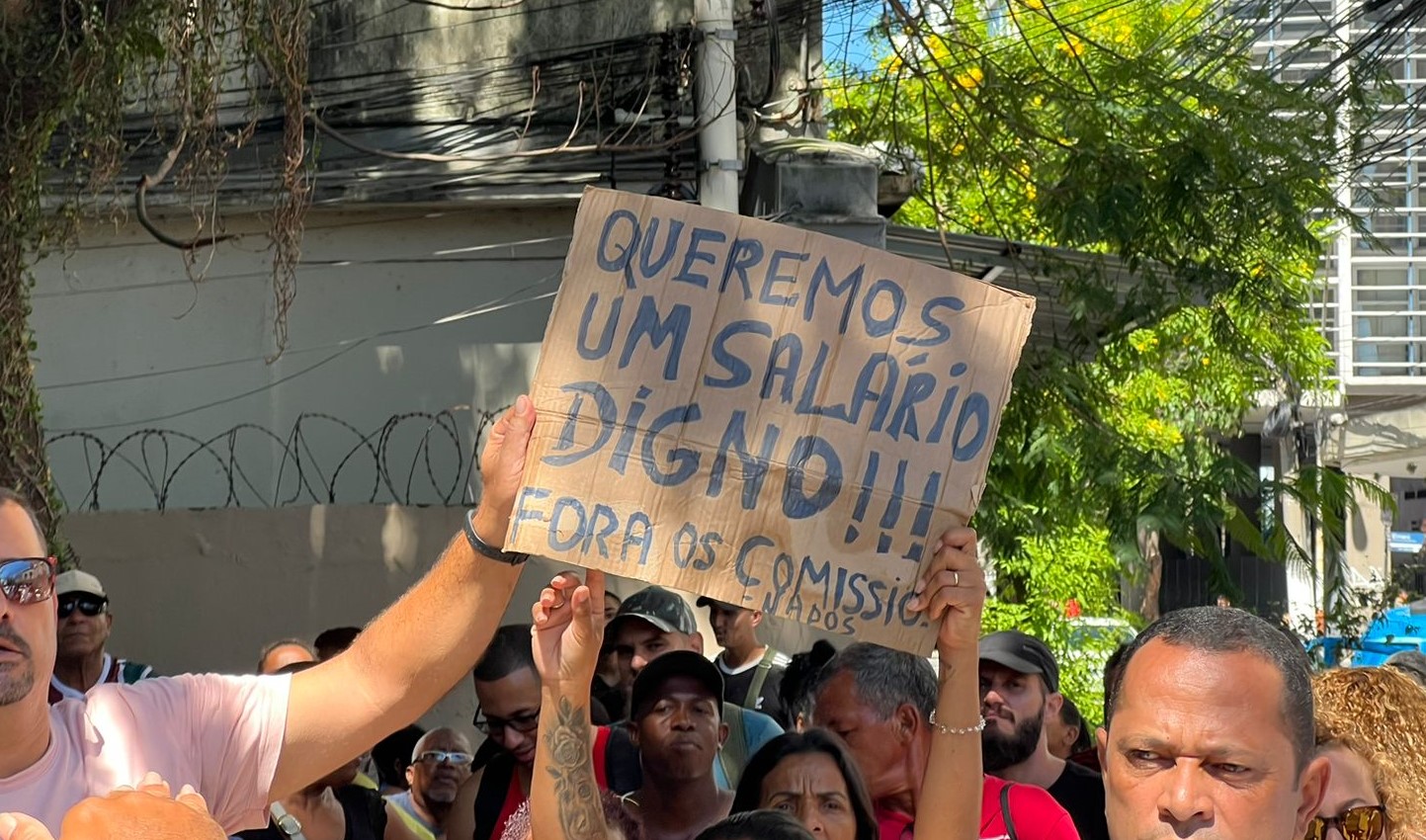 Funcionários Da Clin Fazem Manisfestação Na Frente Da Prefeitura De ...